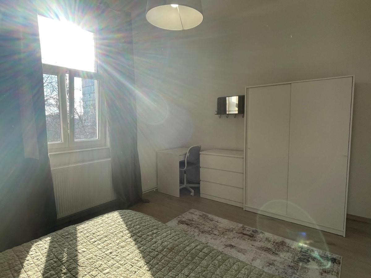 At - Center Apartment *