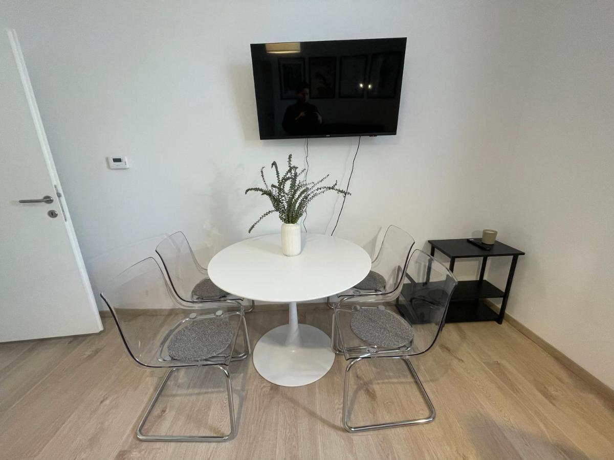 At - Center Apartment *