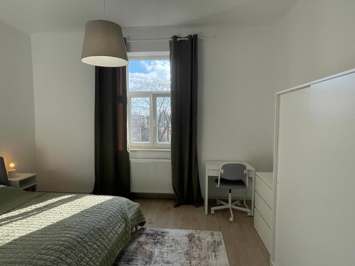 At - Center Apartment *